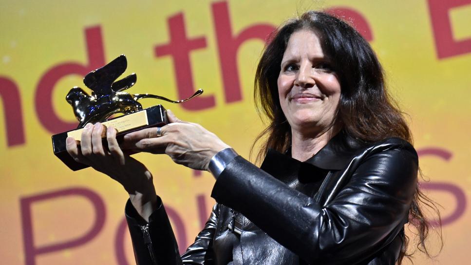Nella foto la regista Laura Poitras, vincitrice della 79ª edizione della Mostra del cinema di Venezia