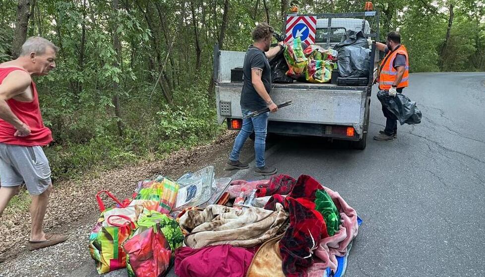 Operatori Alia e cittadini impegnati nella rimozione dei bivacchi all’interno dei boschi delle Cerbaie, regno di spacciatori