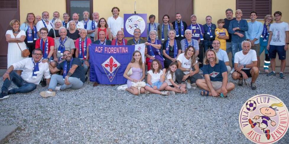 Il gruppo di alcuni tifosi che compongono il Viola Club Alice Benvenuti
