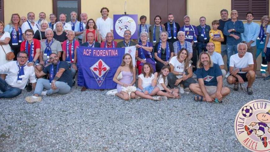 Il gruppo di alcuni tifosi che compongono il Viola Club Alice Benvenuti