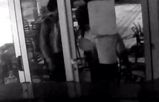 Nella foto in alto i ladri ripresi dalla telecamera sistemata nella pizzeria Punto Pizza a Lido di Camaiore