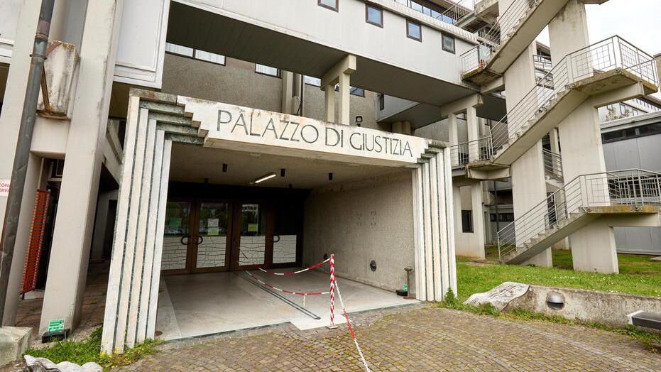 L’ingresso del Palazzo di giustizia di Prato