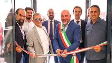 Un momento del taglio del nastro dei nuovi poliambulatori