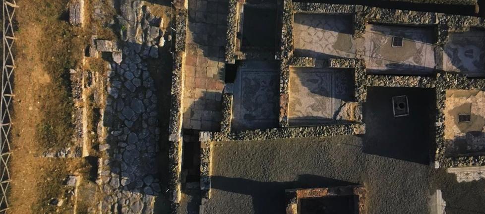 Frame del video girato con un drone agli scavi di Roselle da Nils Astrologo