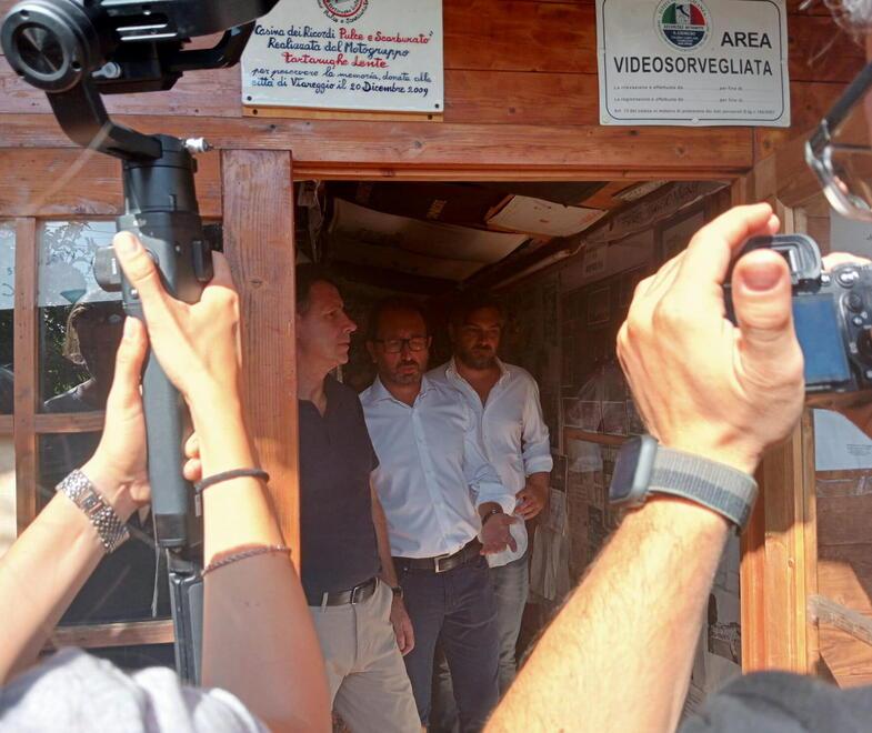 L'ex premier Conte in via Ponchielli: «A Viareggio una tragedia nazionale che deve avere giustizia» 