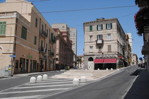 Sassari, entra in un negozio e ruba due cellulari