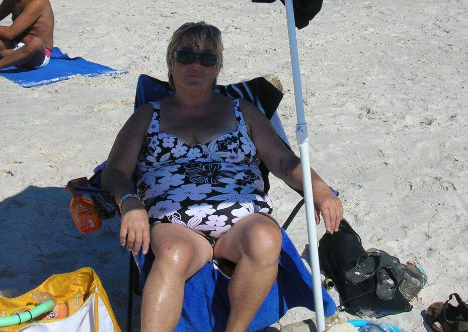 Una bella foto di Manuela Baroncelli morta a 66 anni all’ospedale mentre è in spiaggia