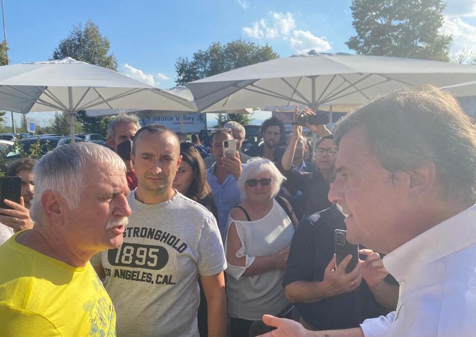Modena. Quasi 200 persone per Calenda E arrivano i no-vax a insultarlo 