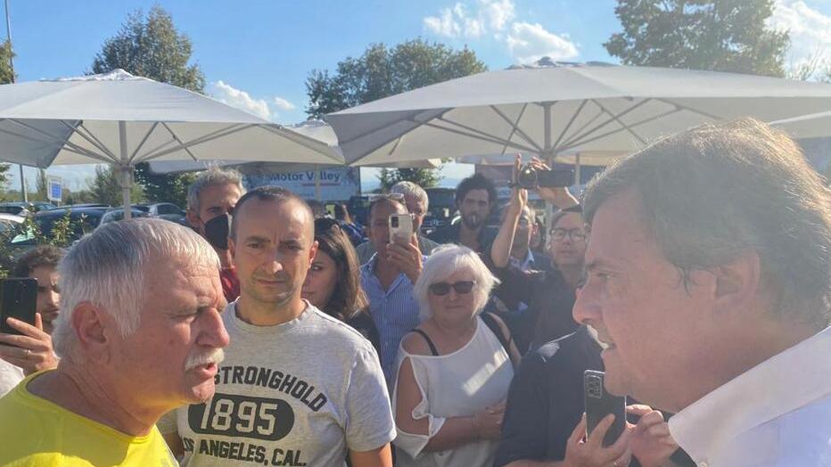 Modena. Quasi 200 persone per Calenda E arrivano i no-vax a insultarlo