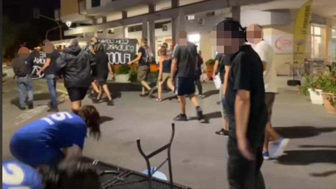 L'assalto allo stand della Lega