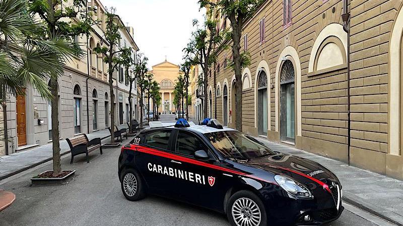 Armato di fucile minaccia di uccidersi: i carabinieri riescono a salvarlo