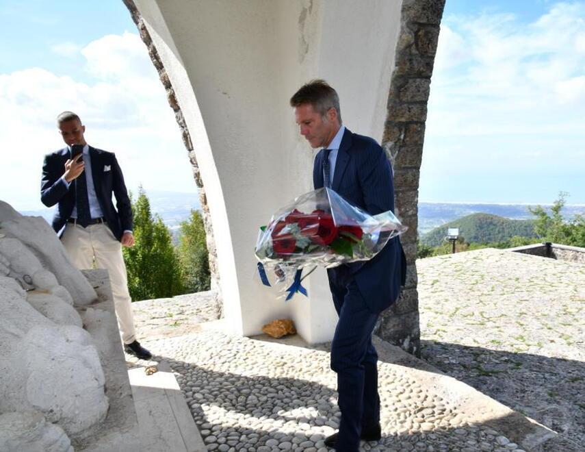 Il principe Emanuele Filiberto di Savoia a Sant’Anna. Il sindaco: «Doveva chiedere perdono» 