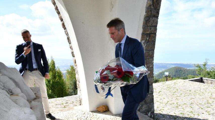 Il principe Emanuele Filiberto di Savoia a Sant’Anna. Il sindaco: «Doveva chiedere perdono»