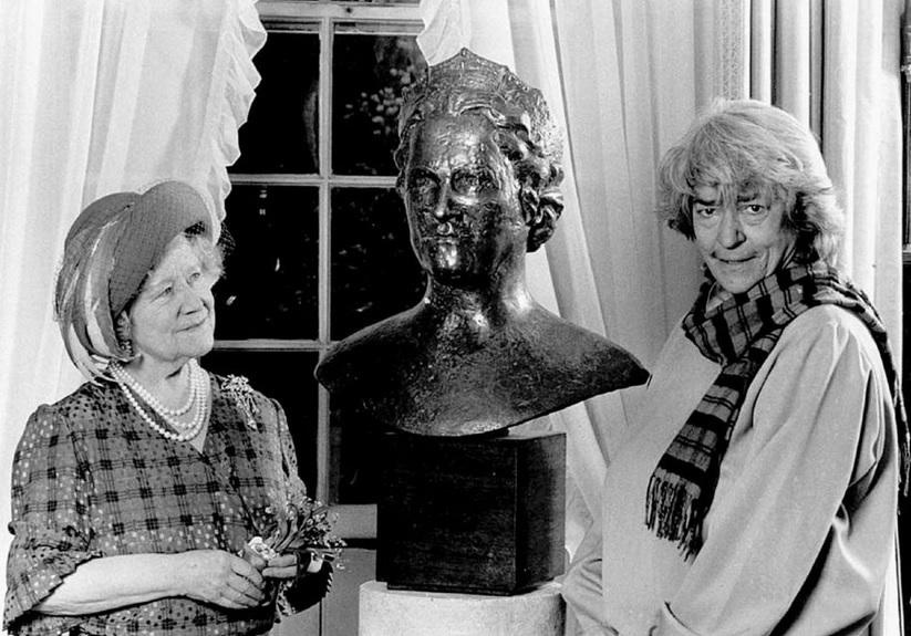 La Regina Madre e Fiore de Henriquez con il busto in bronzo che ritrae la nobildonna