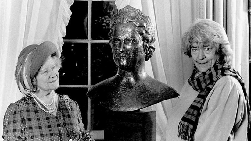 La Regina Madre e Fiore de Henriquez con il busto in bronzo che ritrae la nobildonna