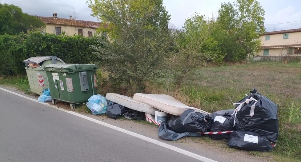 Materassi e sacchi neri abbandonati a Chiesina Montalese