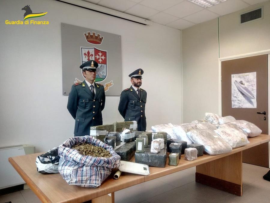 Deposito con 100 chili di droga in un garage: un arresto