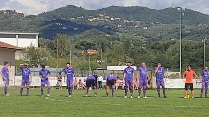 La formazione della Larcianese schierata in campo prima della sfida contro il Montecatini per la Coppa Italia di Promozione