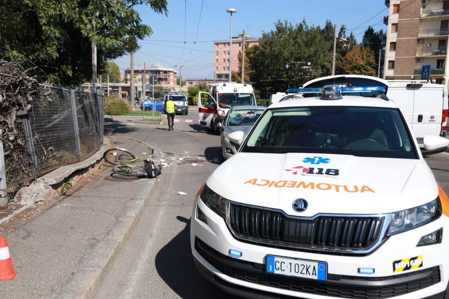 Ciclista travolto in via Canaletto, ai piedi del cavalcavia Mazzoni: è grave