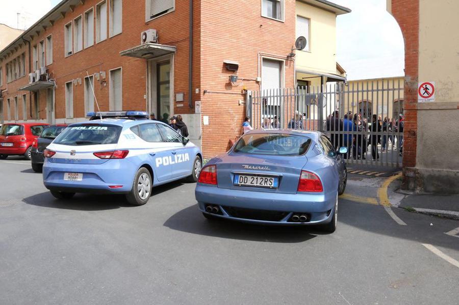 
	Una volante della polizia in via Mayer (foto d'archivio)

