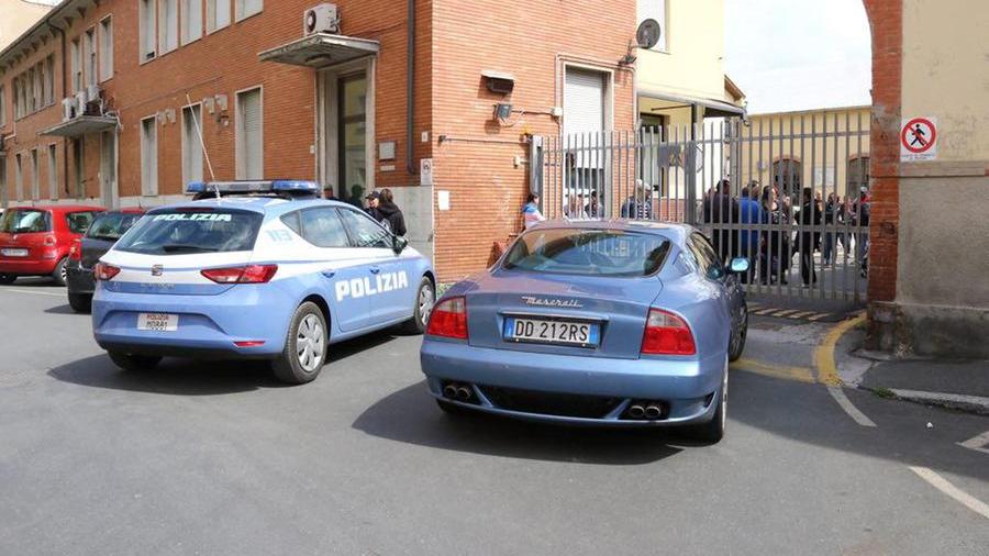 Una volante della polizia in via Mayer (foto d'archivio)