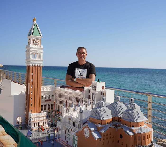 Piazza San Marco ricostruita con  170mila mattoncini Lego: l’opera del sardo Lampis