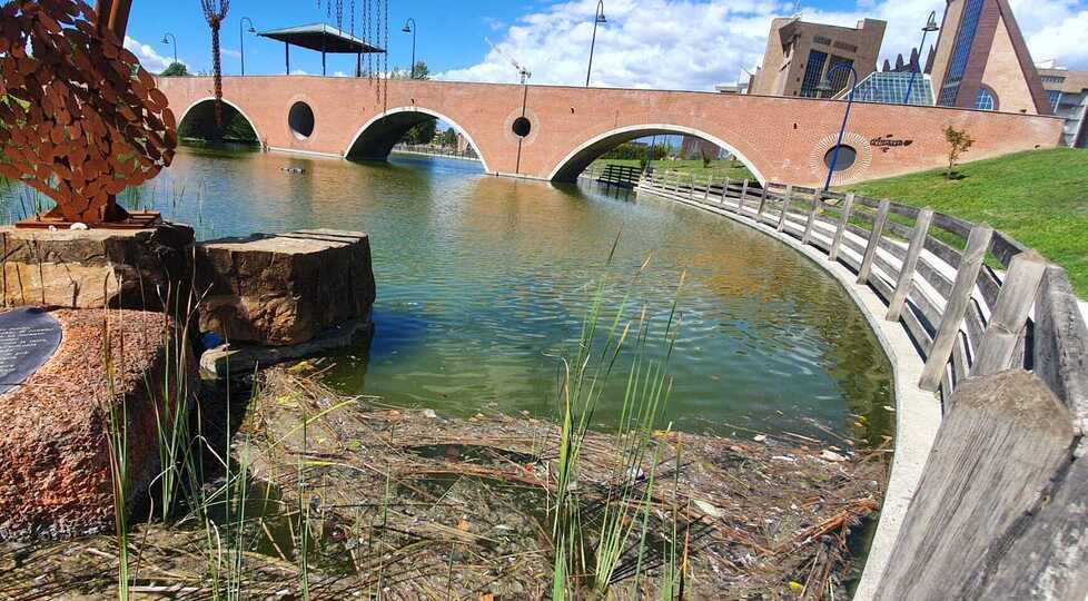 Parco San Donato: giochi rotti e il laghetto discarica. «Così i giardini sono un pericolo»