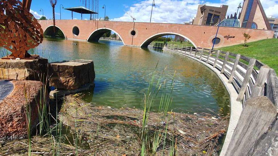Parco San Donato: giochi rotti e il laghetto discarica. «Così i giardini sono un pericolo»