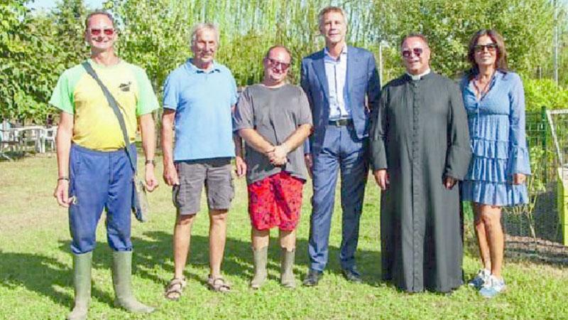 Emanuele Filiberto con don Luigi Pellegrini e i suoi collaboratori (Foto Paglianti)