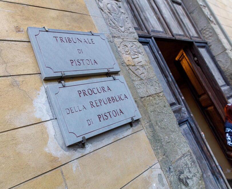 Nella foto a sinistra l’ingressodella procura di Pistoia (foto d’archivio)
