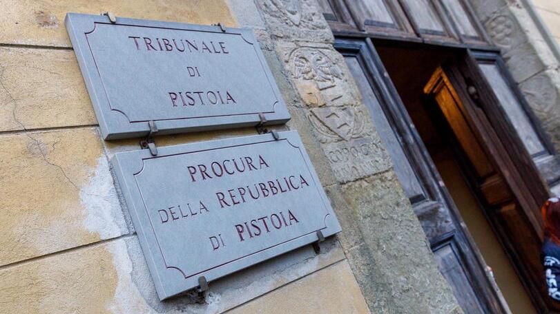 Nella foto a sinistra l’ingressodella procura di Pistoia (foto d’archivio)