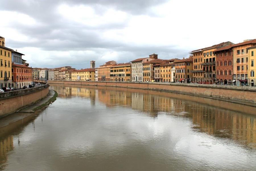 Pisa, ladro si tuffa in Arno per fuggire dalla polizia