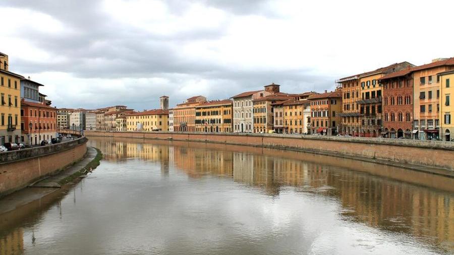 Pisa, ladro si tuffa in Arno per fuggire dalla polizia