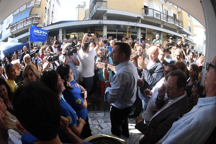 Matteo Salvini a Carrara: «Gli unici squadristi sono qua e hanno la bandiera rossa» – Video