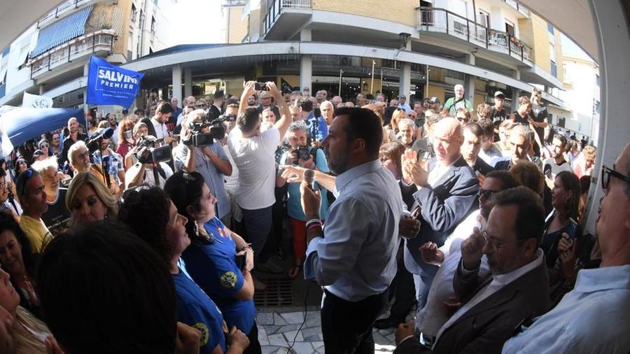 Matteo Salvini a Carrara: «Gli unici squadristi sono qua e hanno la bandiera rossa» – Video