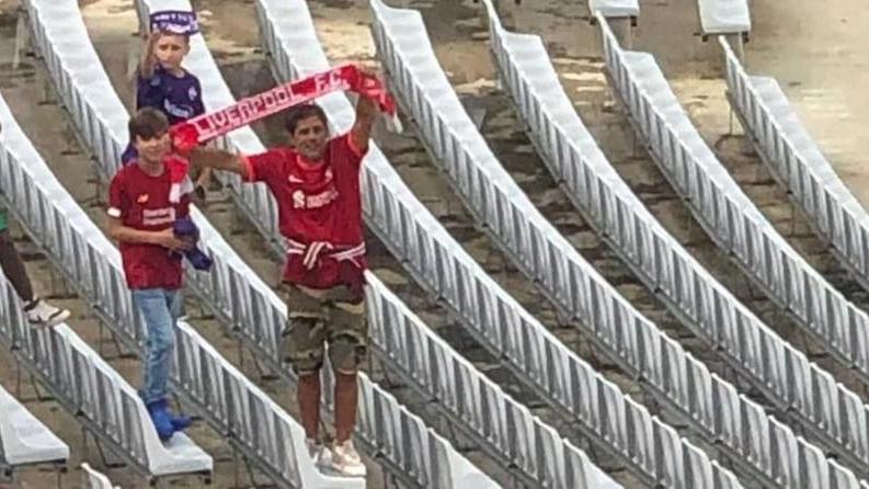 Il tifoso viola con la maglia del Liverpool in occasione di Fiorentina-Juventus