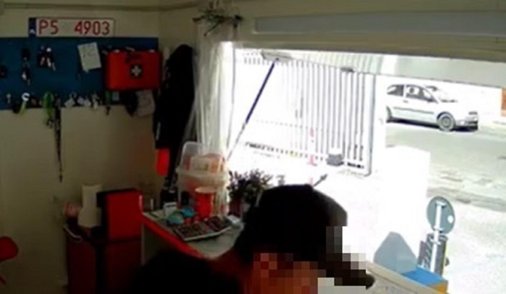 Il fermo immagine del ladro in azione