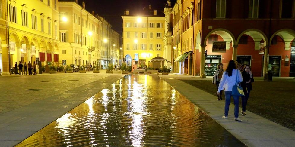 Modena. Piazza Roma è una “pista di ghiaccio”. Sull’acqua decine di cadute al giorno