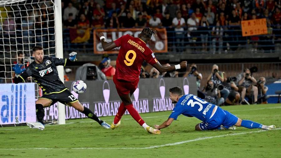 Il gol di Abraham che regala la vittoria alla Roma al Castellani (Foto Ansa/Giovannini)