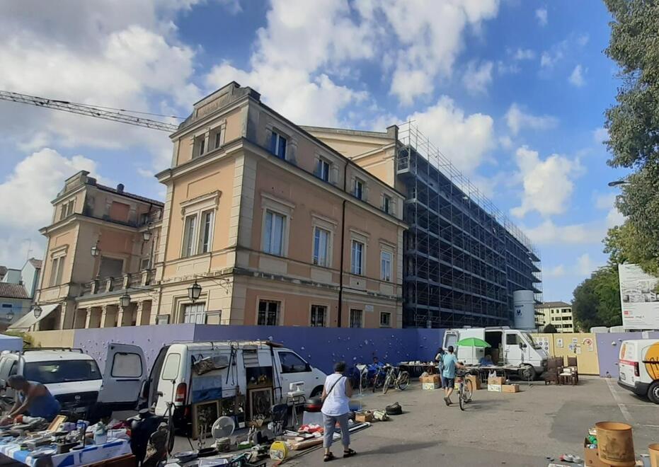Mirandola. Non c’è pace per il Memoriale Vandalismi, bidoni e bancarelle 