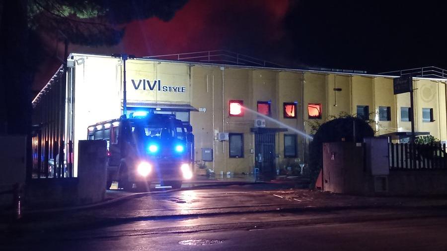 L'incendio al pronto moda di via Gora del Pero