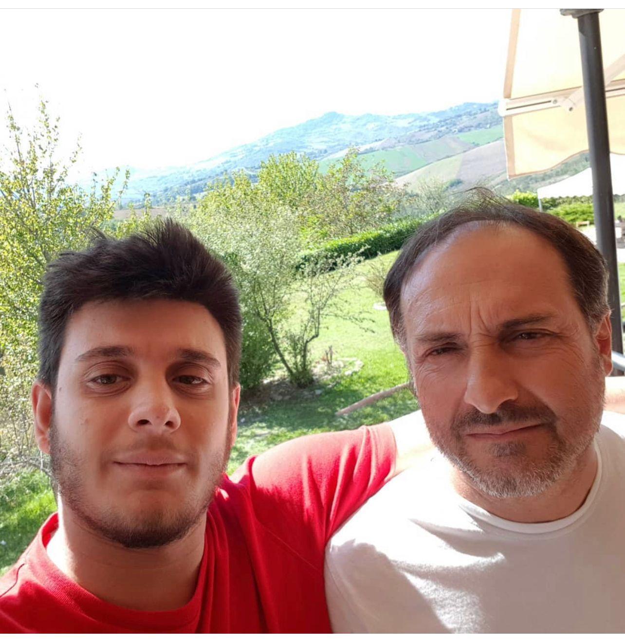 Il meccanico scomparso (a destra) insieme al figlio