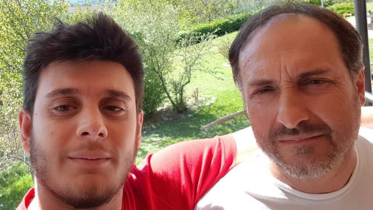 Il meccanico scomparso (a destra) insieme al figlio