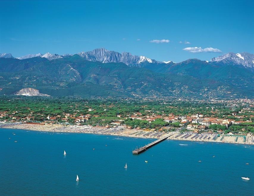 Estate, al Forte non finisce più: bagni aperti fino al 6 novembre 