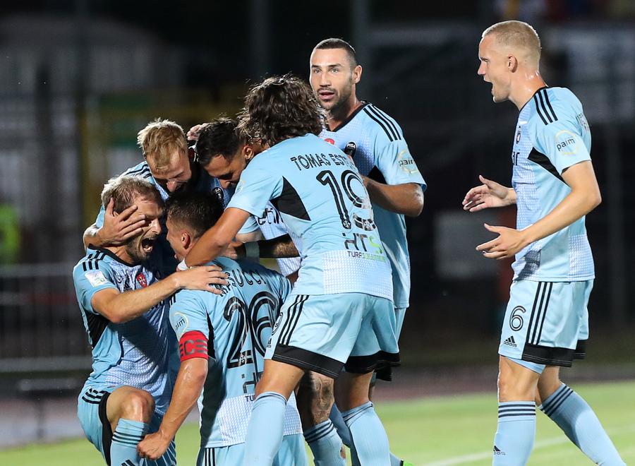 Gaetano Masucci sommerso dall’abbraccio dei compagni di squadra dopo il gol segnato nella sfida d’esordio (stagionale) in casa del Cittadella