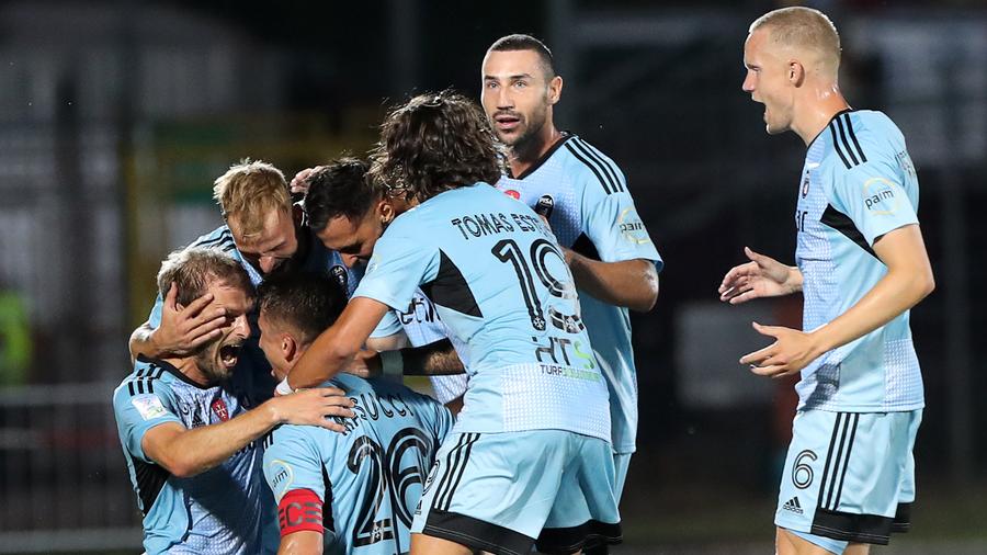 Gaetano Masucci sommerso dall’abbraccio dei compagni di squadra dopo il gol segnato nella sfida d’esordio (stagionale) in casa del Cittadella