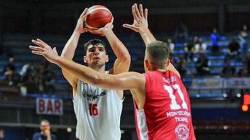 Antonio Lorenzetti in azione durante il derby di sabato scorso contro Gema (Foto Nucci)