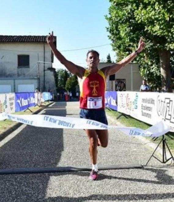 Andrea Curovich al traguardo, è sua la nona edizione della Rundagiata organizzata a Buggiano dal gruppo sportivo locale Gs Run...dagi