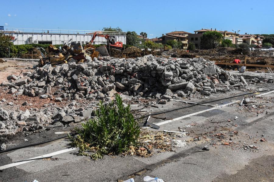 Grosseto, demolita l’ex concessionaria d’auto: in arrivo negozio di elettronica