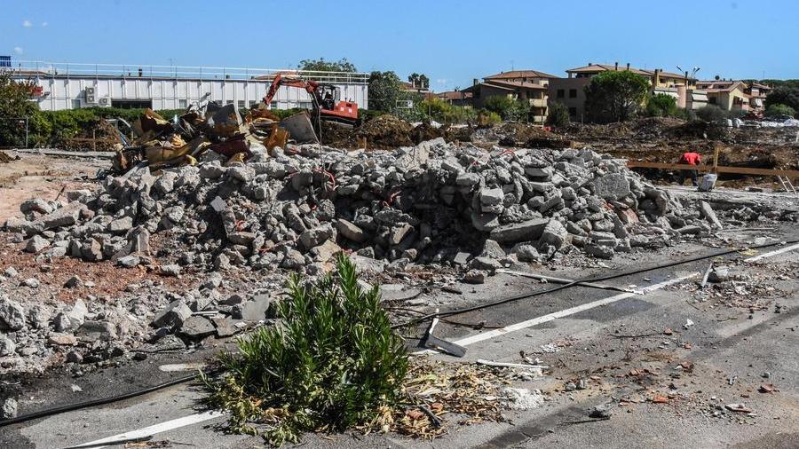 Grosseto, demolita l’ex concessionaria d’auto: in arrivo negozio di elettronica